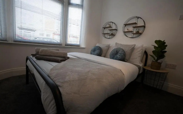 Abingdon House 4 Bedrooms Workstays UK