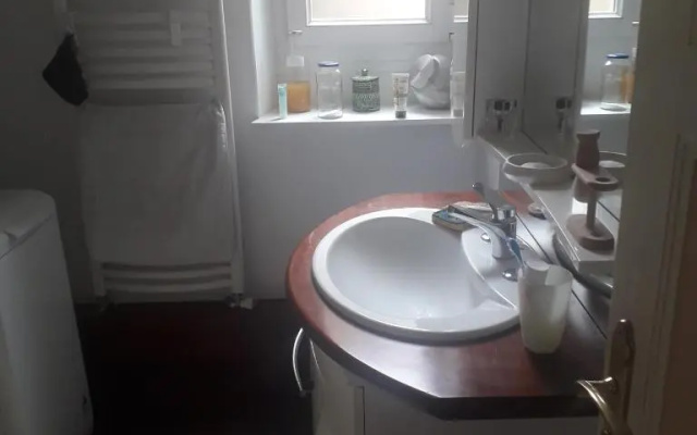 Petite chambre meublée au cœur de ville - chez l'habitant