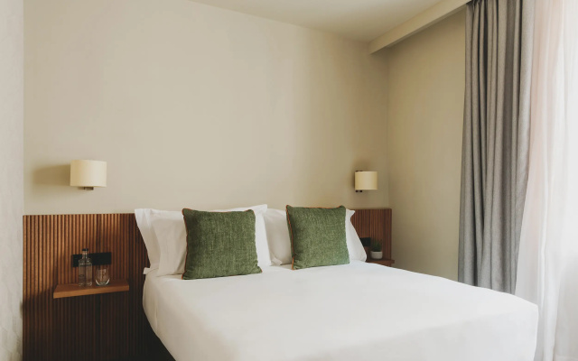 Отель Catalonia Boulevard