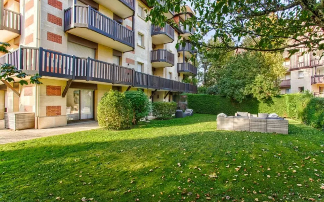 Deauville Lovely Flat With Private Garden