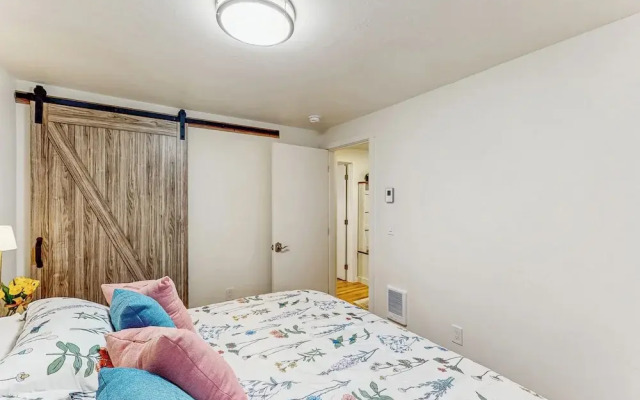 1 Mi to Campus! Family Home w/ Game Room in Eugene