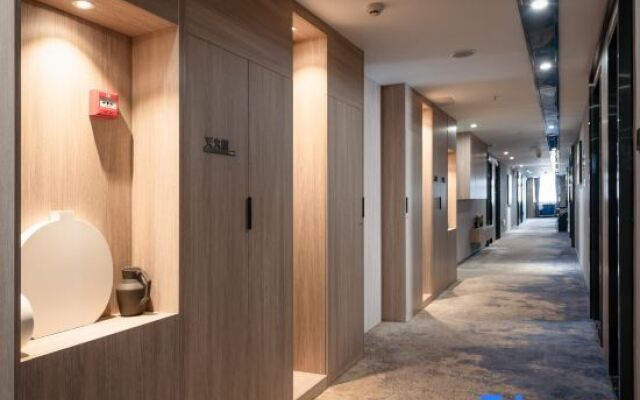 Qianyi Hotel (Yulin Jincheng Center Pedestrian Street Store)