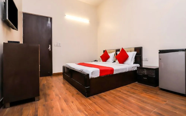 OYO 26610 Royal Town