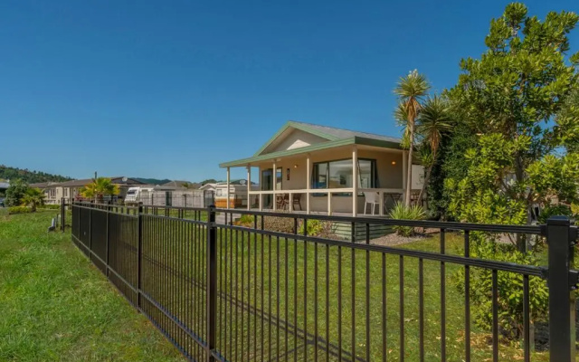Captain's Cabin - Cooks Beach Holiday Home