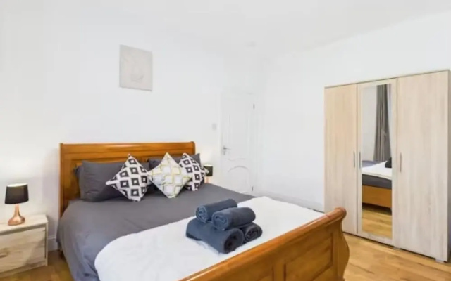 4BR London Home Piccadilly Line Sleeps 9