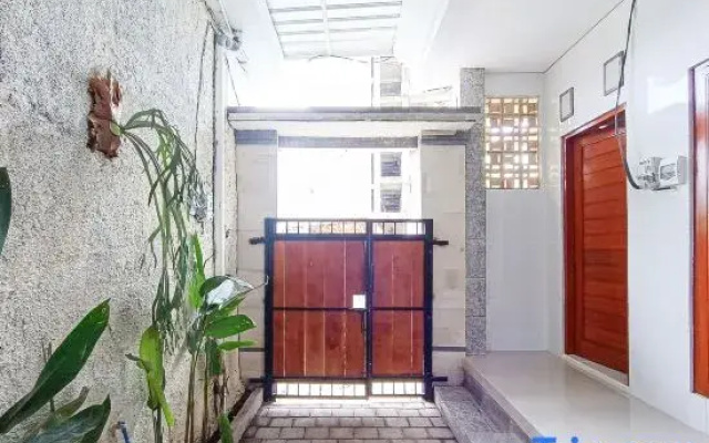 Widi Guest House near GWK Mitra RedDoorz