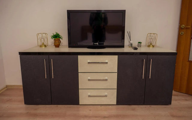 Lovely 2 bedroom, living and private bath apartment