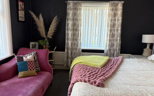 5 Bed Villa - Sleeps 10 - Pets - Garden - Parking