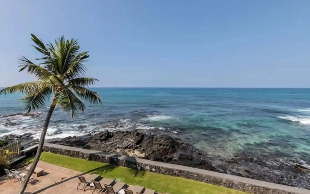 Banyan Tree Condo W/ Pool & Ocean Front!