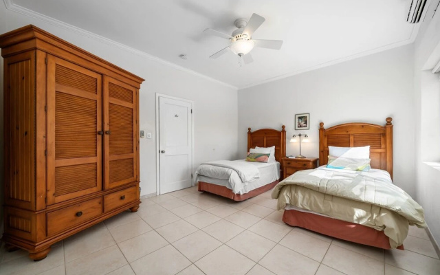 Hut Pointe #1 2 Bedroom Apts