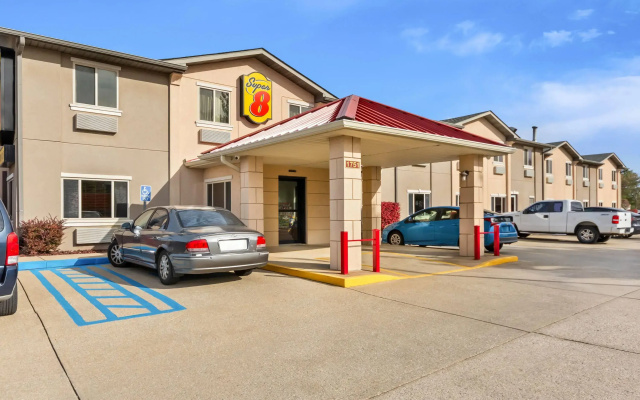 Super 8 by Wyndham Bloomington University Area