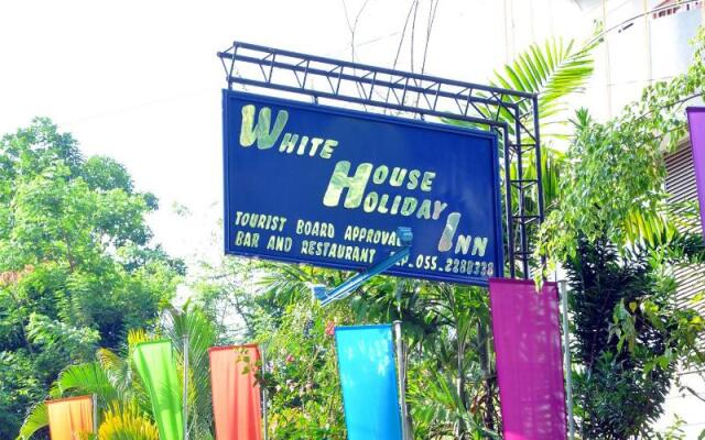 Отель White House Holiday Inn вид на фасад