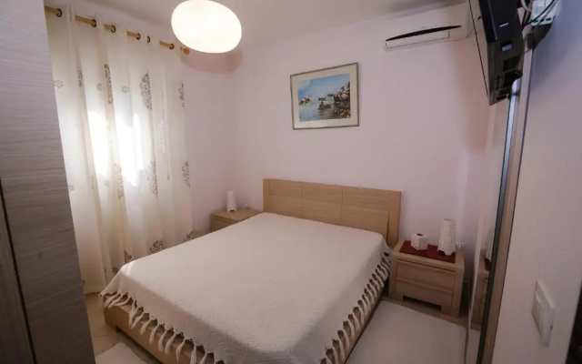 Pine-Tree Apt w/ Private Garden 50 m from the Sea