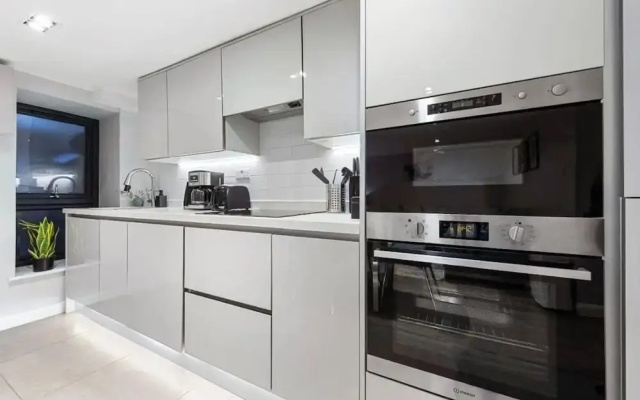 Modern Battersea Apartment - Sleeps 6 & Mini Bar