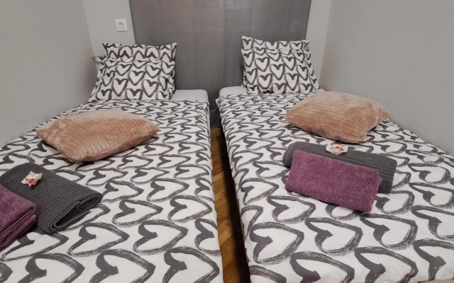 6-Pack Apartment in the Party District
