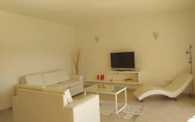 Penthouse-5 Guests-balcony-aircon-parking