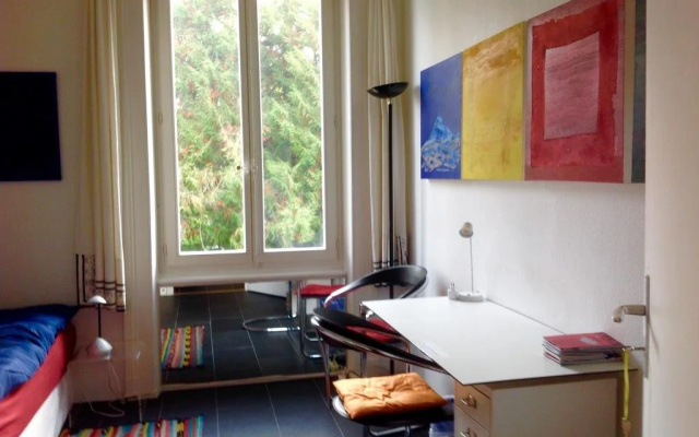 Artistshouse Bed with Kitchen