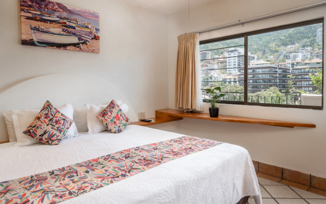 Hotel Eloisa - Near Playa de los Muertos