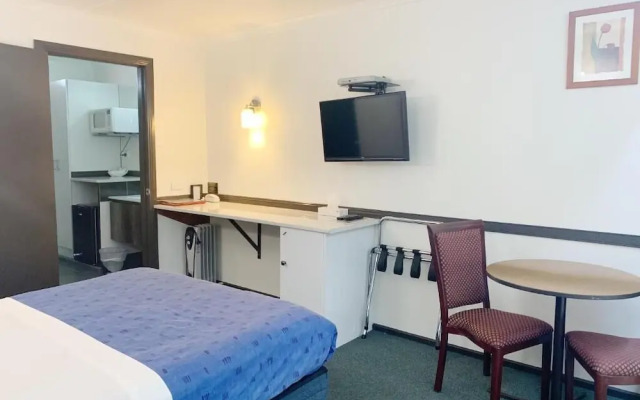 Statesman Motor Inn