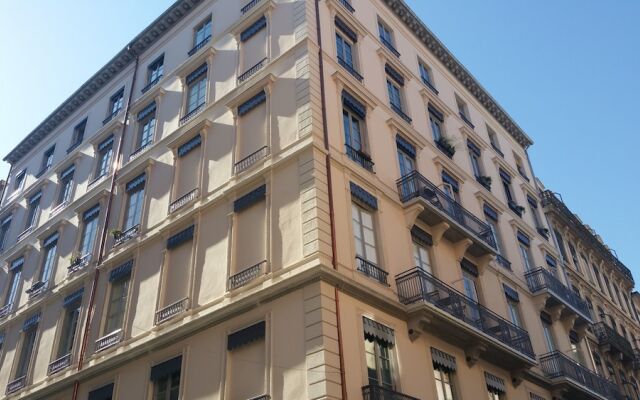 Отель Hôtel Vaubecour Франция, Лион - отзывы, цены и фото номеров - забронировать отель Hôtel Vaubecour онлайн вид на фасад