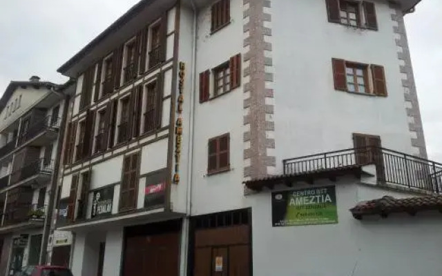 Отель Hostal Ameztia Испания, Урньета - отзывы, цены и фото номеров - забронировать отель Hostal Ameztia онлайн вид на фасад