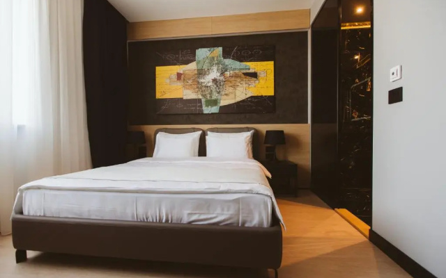 Maccani Black Luxury Suites