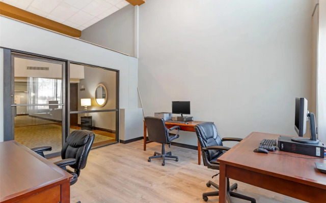 Clarion Hotel & Conference Center Lansing West