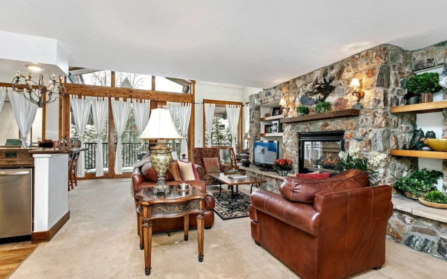 4 Bedroom Antlers Vacation Rental With Incredible Slopeside Views and Just a Short Walk to Gondola and Lionshead Village