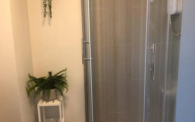 Rowan Place 5 Bedroom Off Street Parking Accommodation