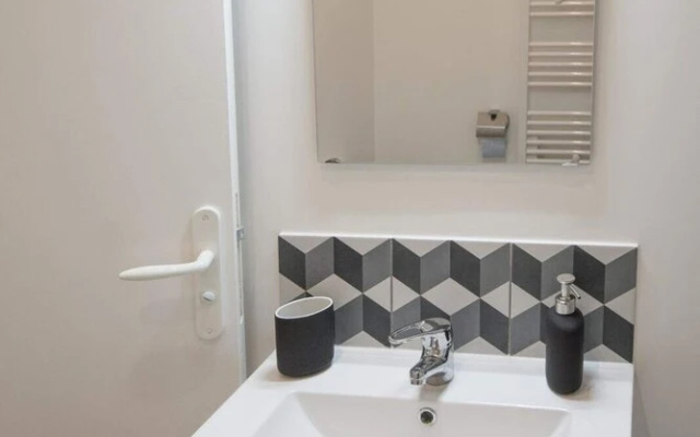 Charming Apartment Near Montmartre