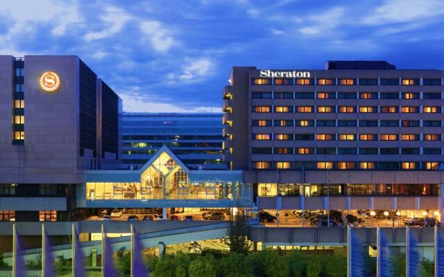Sheraton Frankfurt Airport Hotel & Conference Center вид на фасад