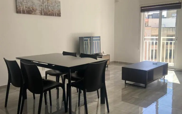 F10-3 Room 2 single beds shared bathroom in shared Flat