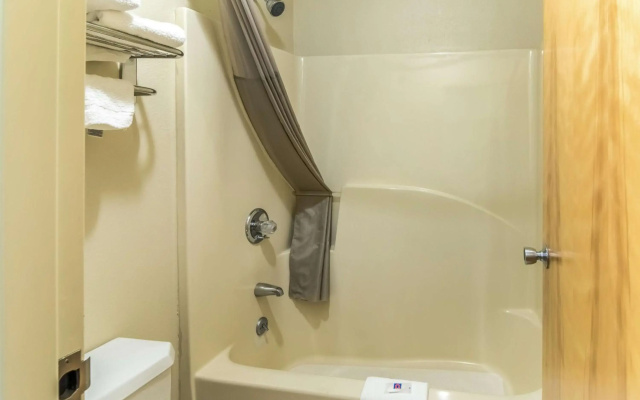 Motel 6 Kenly, NC