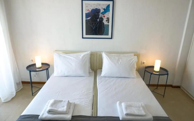 Sunny Bay, beachfront 1-bdrm apartment