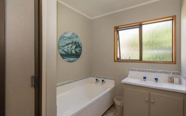 Haven by The Lake - Wanaka Holiday Home