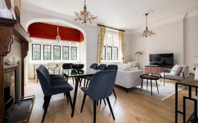 The Woking Wonder - Captivating 3BDR Flat with Parking