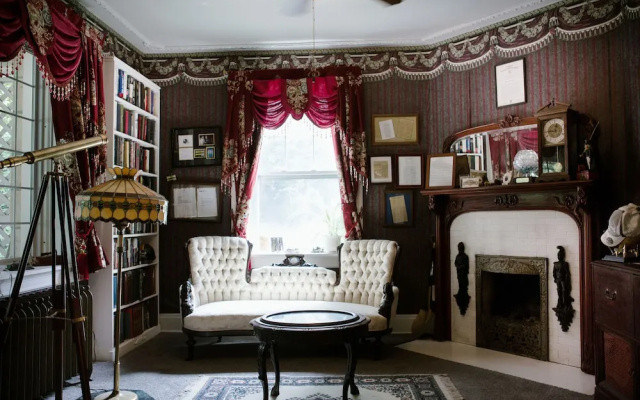 Brownsville Road House Bed & Breakfast