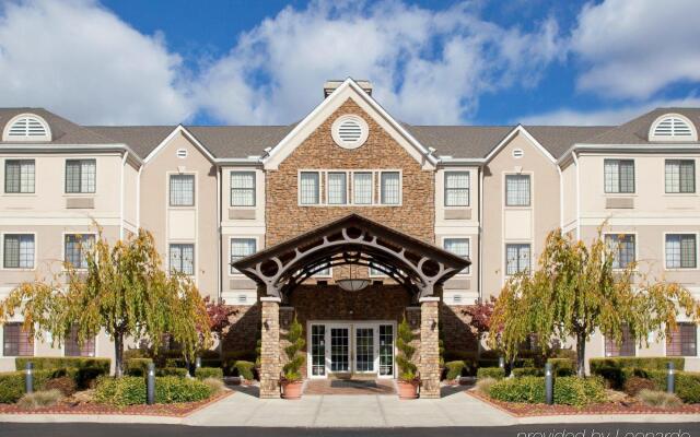 Отель Staybridge Suites Columbus-Airport вид на фасад