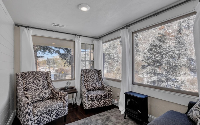 The Chipita Park Cabin