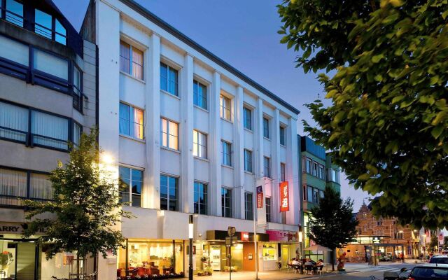 Отель Ibis Kortrijk Centrum Бельгия, Кортрейк - 1 отзыв об отеле, цены и фото номеров - забронировать отель Ibis Kortrijk Centrum онлайн вид на фасад