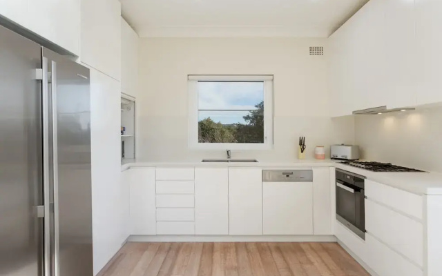 Idyllic 4-bed Home With Alfresco Area Near Beach
