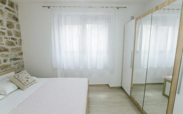 Modern Traditional Apartment w Patio, Near Beach