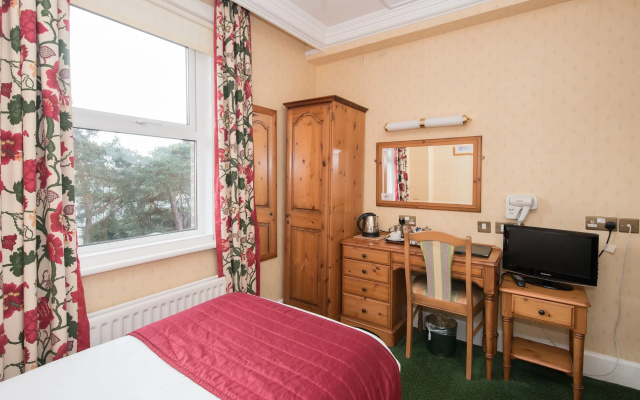 Elstead Hotel