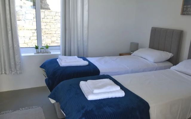 Villasleeps10-garden-freeparking-pool-ac
