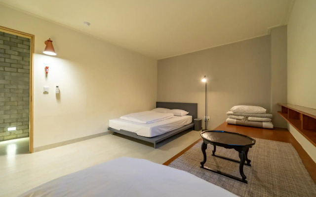 Mireuk Mireuk Hostel