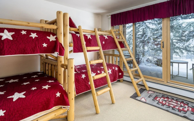 Moraine 27 Townhouse near Gondola by RedAwning