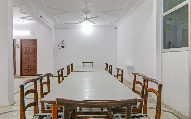 Collection O by OYO Premier Near Hazratganj