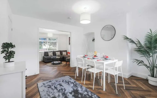 3bedroom House - Free Parking