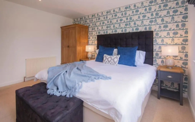 Calm Scottish Country Escape with Hot Tub Sleeps 6
