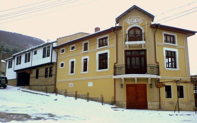 Отель Osmarski Houses Болгария, Шумен - отзывы, цены и фото номеров - забронировать отель Osmarski Houses онлайн вид на фасад